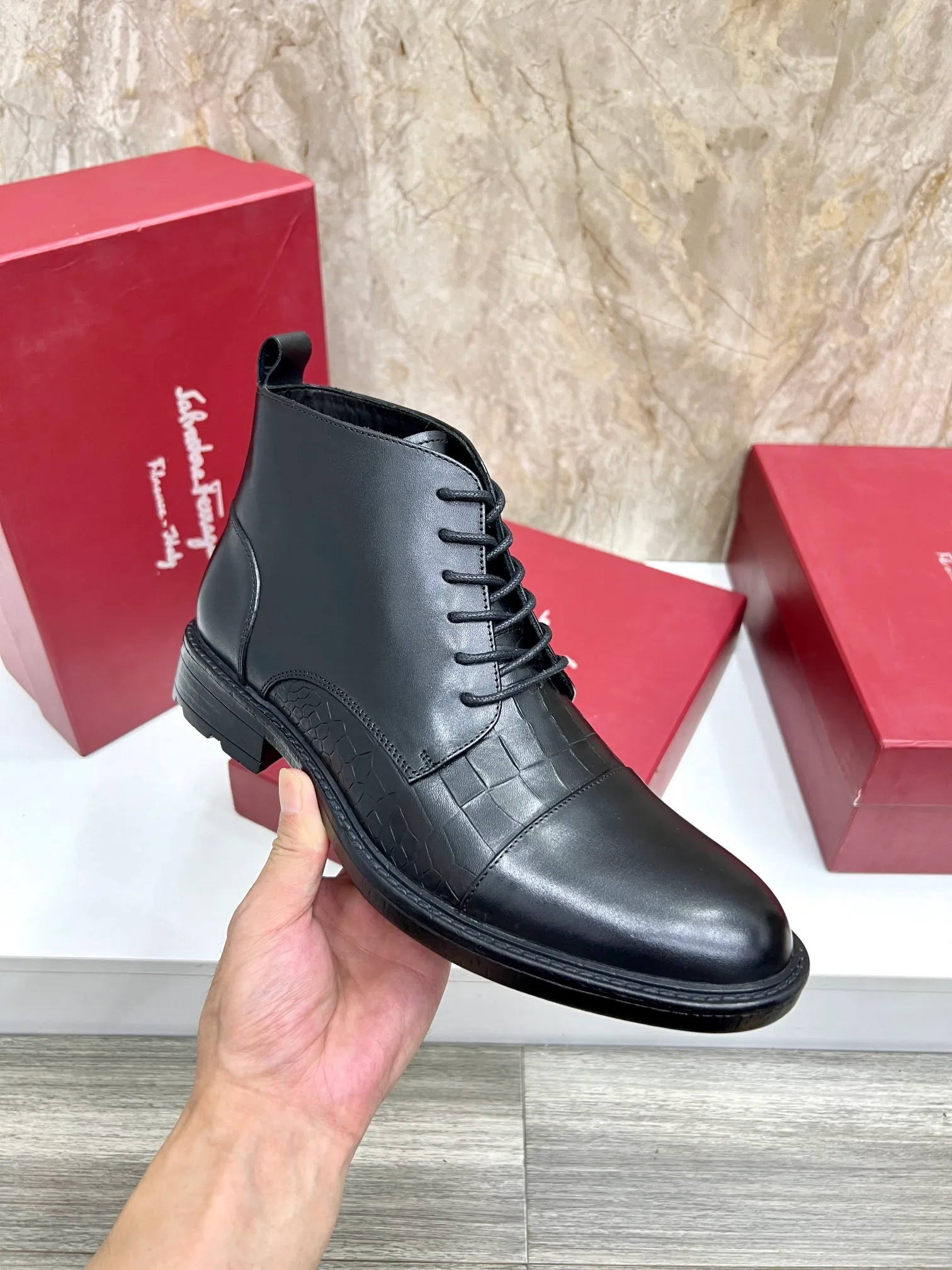 Original order quality: Men's shoes 💰700 Brand: Ferragamo (Ferragamo) One size larger: Men's size 38-44 (45 customized) Grade: Same style as the official website High-end men's shoes Material: Original cowhide, cowhide lining, original outsole Style category: Chelsea men's boots Fashion trend Color: Actual picture